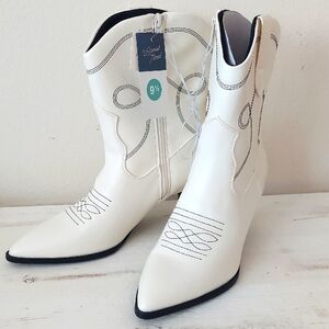 UNIVERSAL THREAD  White Western Boots. SZ 9 5 NWT